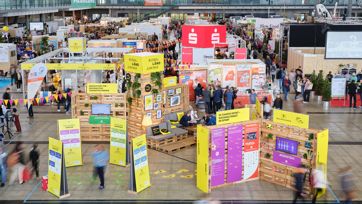 Ein Blick auf den Messestand der Nachhaltigkeitsstrategie Baden-Würtemberg auf der Messe Fair Handeln in Stuttgart.