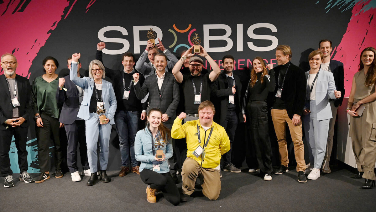 Ein Gruppenbilder der Gewinner des SPOBIS Awards 2024, der Award für Nachhaltigkeit im Sport.