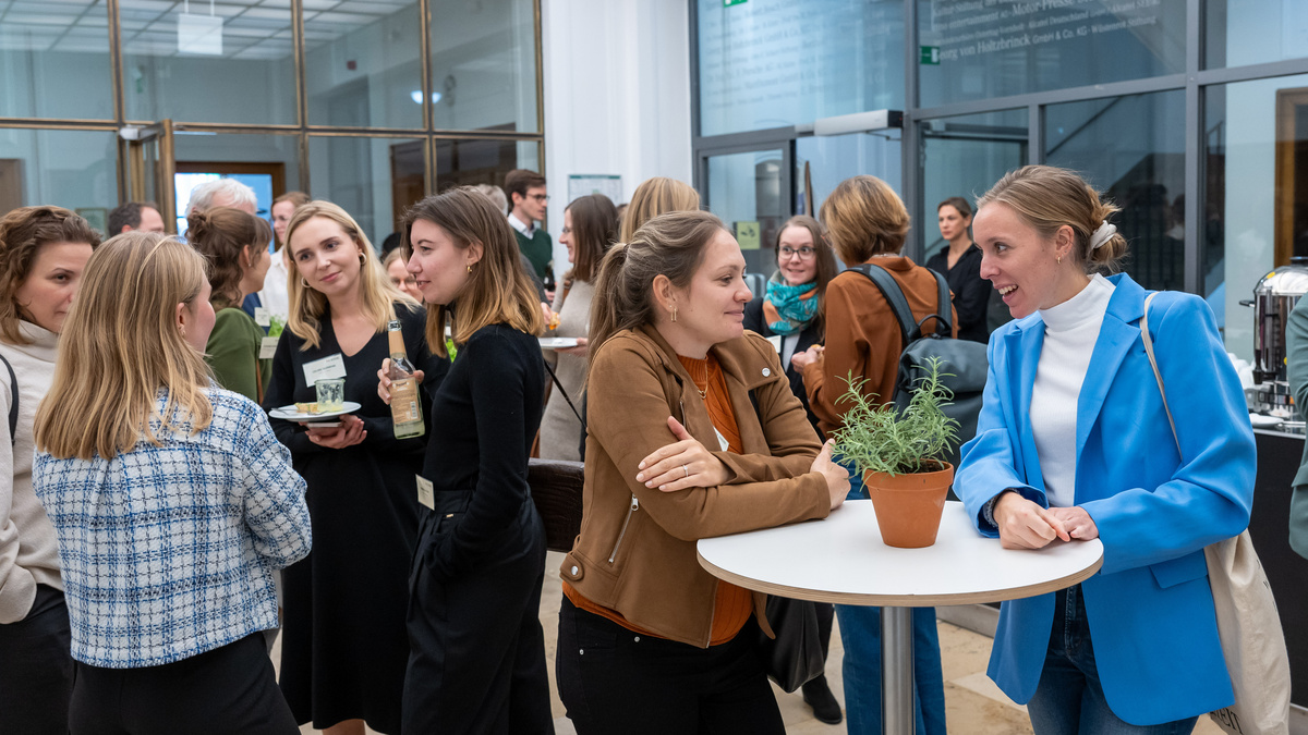 Besucherinnen und Besucher des KlimaWIN Best Practice Slams beim Buffet.