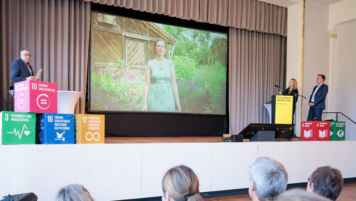 Filmpräsentation auf der Bühne bei der Veranstaltung Netzwerkforum BNE-BW 2023 im Herbst 2024.