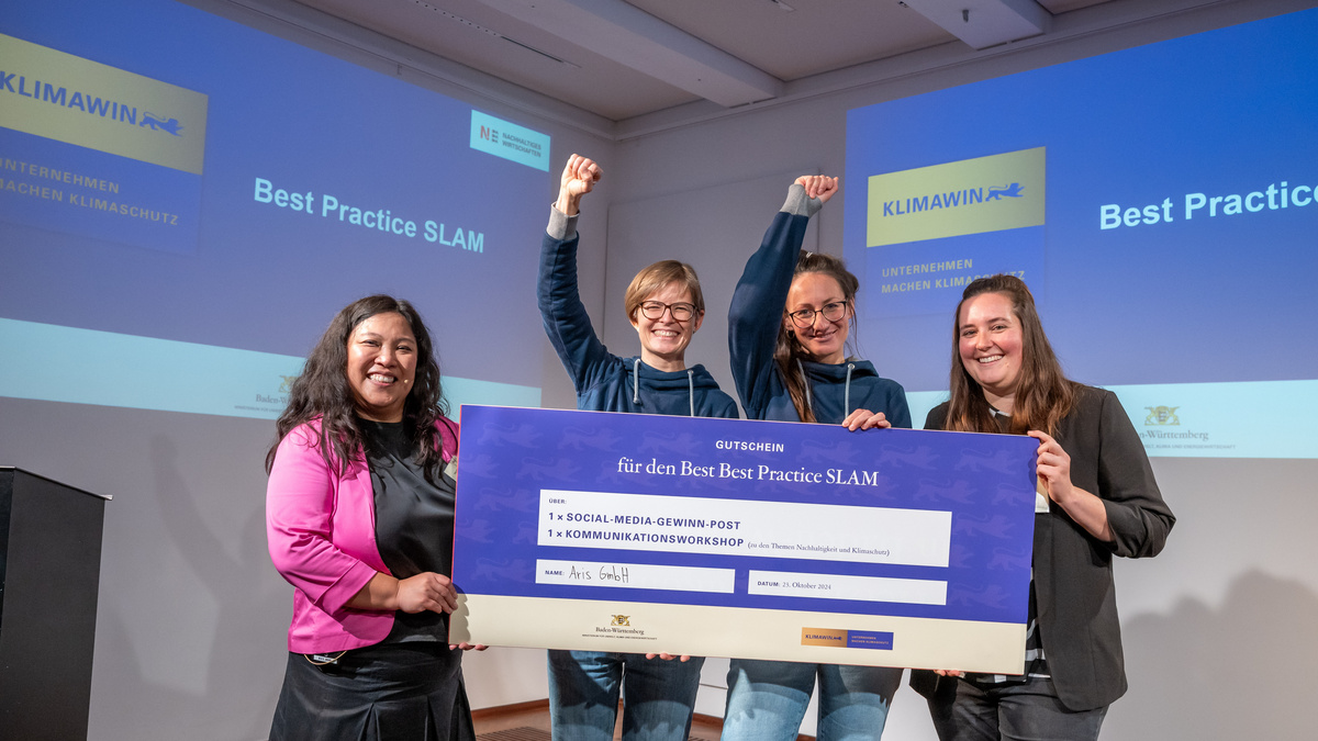 Die Gewinnerinnen des Best Practice SLAMS nehmen ihren Preis entgegen.