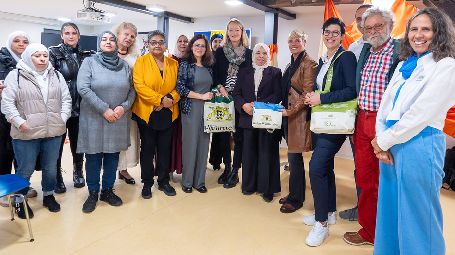 Umweltministerin Thekla Walker, Oberbürgermeisterin von Metzingen Carmen Haberstroh, Landtagsabgeordnete Cindy Holmberg, weitere Besucher und einige Näherinnen des Nähcafes Metzingen stehen zu einem Gruppenbild zusammen. Es werden auch der Taschen, Ergebnisse des Upcylings vorgestellt.