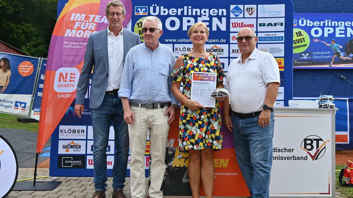 Vertreter des Tennisclubs Dettingen-Wallhausen und des Badischen Tennisverbands bei der Urkundenübergabe der N!-Charta Sport