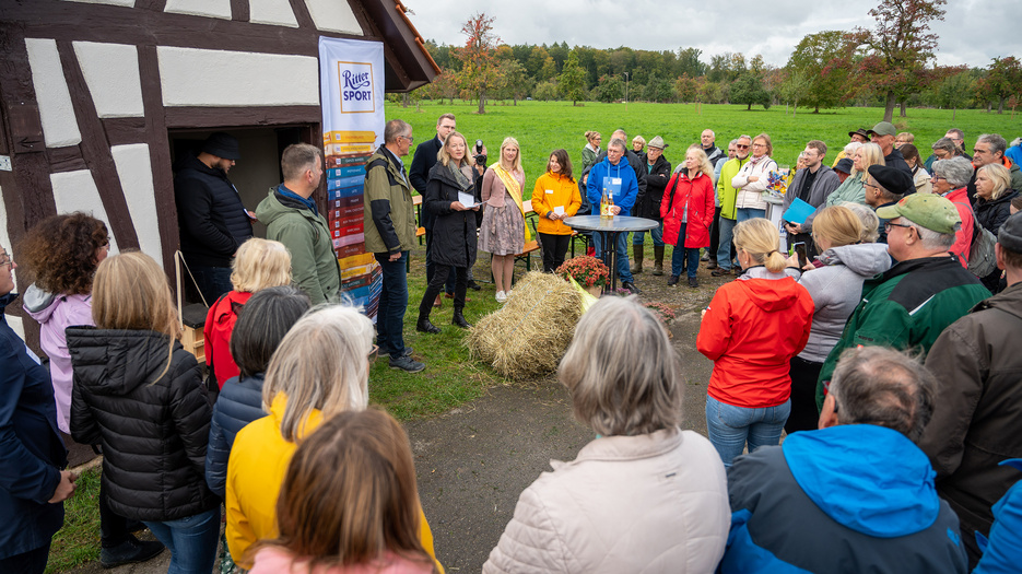 Umweltministerin Thekla Walker, Roland Bernhard, der Landrat vom Landkreis Böblingen und viele Besucher nehmen an der Eröffnung eines Streuobstwiesen-Lehrpfades im Rahmen der Klimaländetage teil.