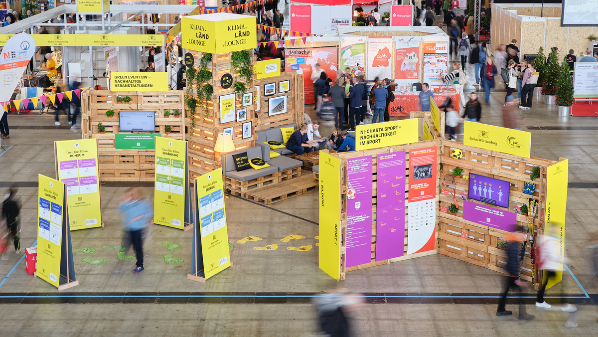 Ein Blick auf den Messestand der Nachhaltigkeitsstrategie Baden-Würtemberg auf der Messe Fair Handeln in Stuttgart.