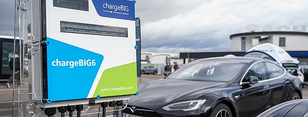 Eine Ladesäule mit 4 bis 6 Ladepunkte in Mehrfamilienhäusern.