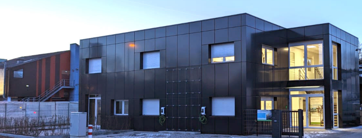 Das eigene Firmengebäude in der Boschtraße 21 im Ulber Donautal wurde aufwändig energetisch saniert und ist nun zu 100% energieautark und CO2-frei.