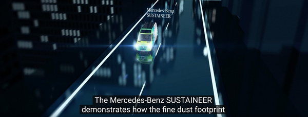 Ein digital bearbeitetes Bild zeigt den Mercedes-Benz SUSTAINEER-Transporter auf einer futuristischen Straße. Im Bild steht: „Mercedes-Benz SUSTAINEER demonstriert, wie der Feinstaub-Fußabdruck …