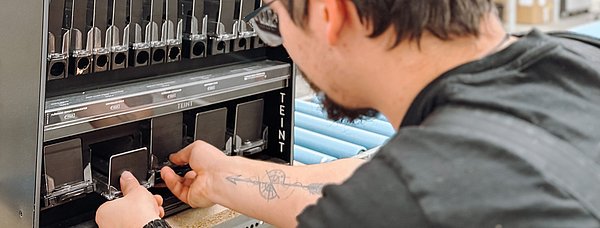 ARNO Mitarbeiter bei der Überprüfung der Kosmetiktheke, die auf einem Produktionsband steht.