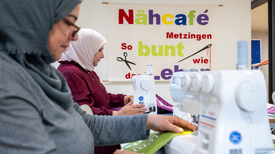 In der Initiative Nähcafe Metzingen upcylen Migrantinnen aussortierte Banner der Nachhaltigkeitsstrategie zu Taschen und anderen Produkten.