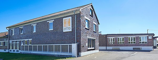 Zwei Gebäude der Gebrüder Otto GmbH & Co. KG mit Backsteinfassade.