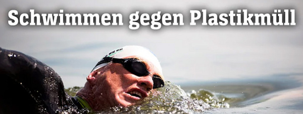 Ein Schwimmer mit weißer Badekappe und Schwimmbrille kämpft sich durch das Wasser. Oben steht der Text: „Schwimmen gegen Plastikmüll“