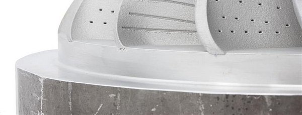 Nahaufnahme von Schmiedeteil mit gedrückten Flügeln.