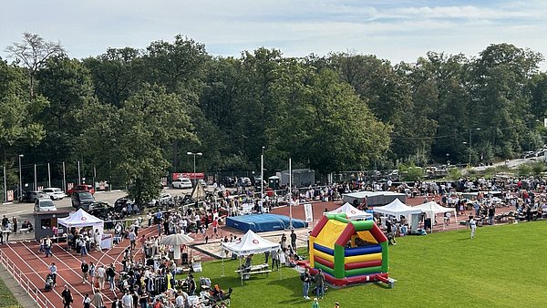 Rundflohmarkt auf dem Sportplatz des MTV Stuttgarts.