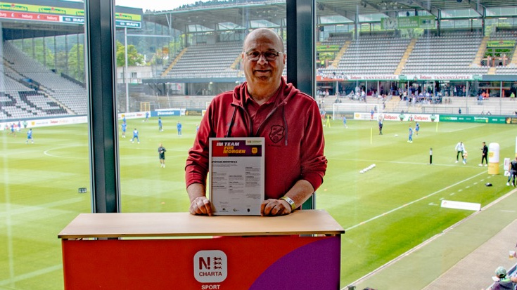 Ein Vertreter des Sportclub Hofstetten e.V. mit der N!-Charta Sport Urkunde.