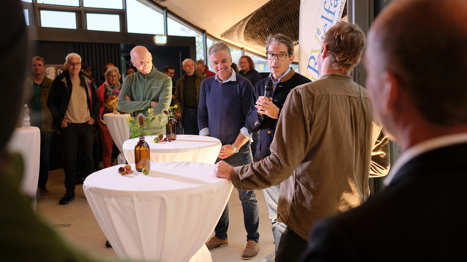 Umwelt-Staatssekretär Dr. Andre Baumann und Peter Aulmann von der Elobau-Stiftung im Gespräch in Wangen.